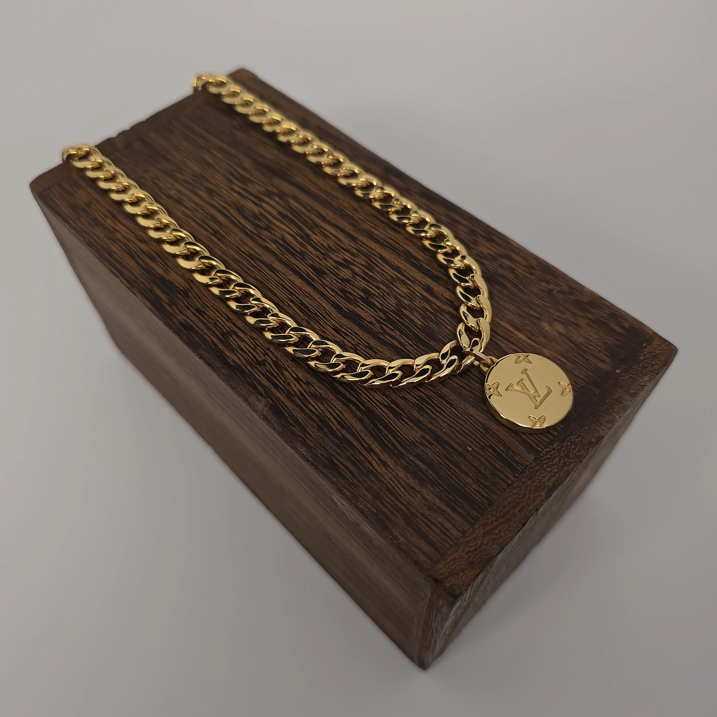 Aurelia Medallion