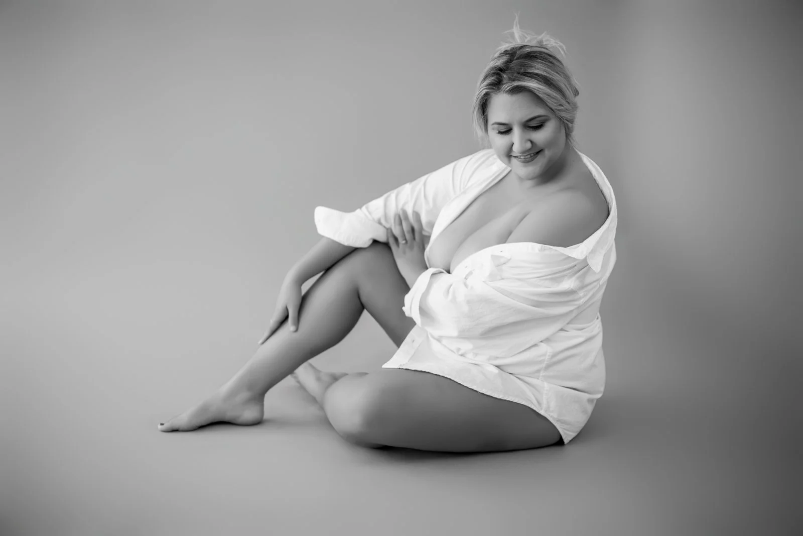 floor-boudoir-fine-art-black-white.jpg