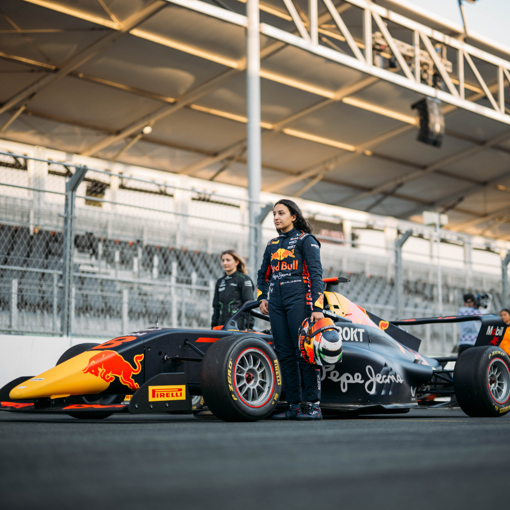 Hamda Al Qubaisi luciendo los colores del Programa de la Academia Red Bull Racing Pepe Jeans.