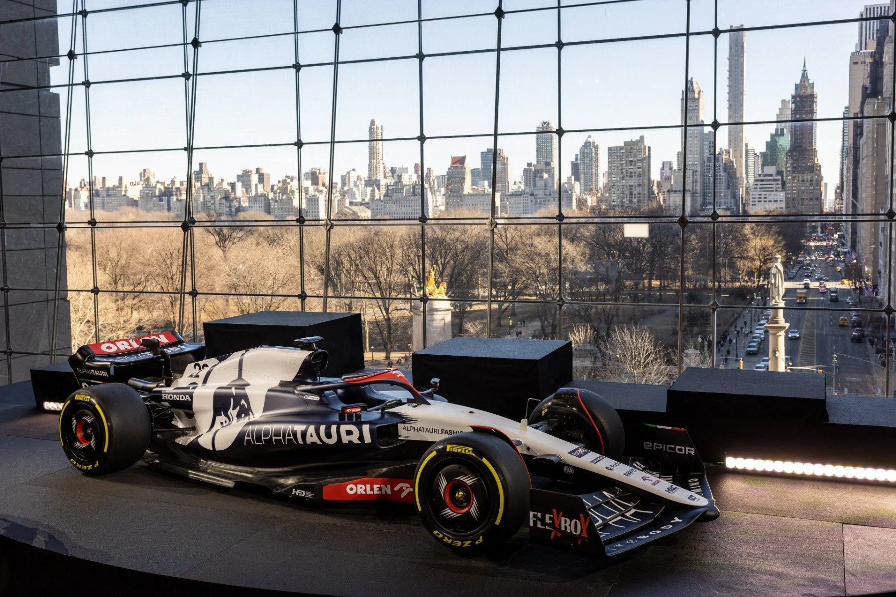 presentacion livery alphatauri en nueva york 2023