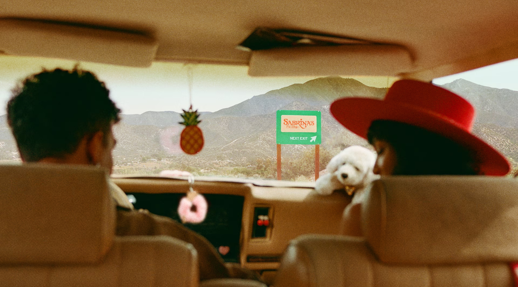 Así puedes visitar Sabrina’s Pit Stop, la experiencia de Airbnb inspirada en Sabrina Carpenter