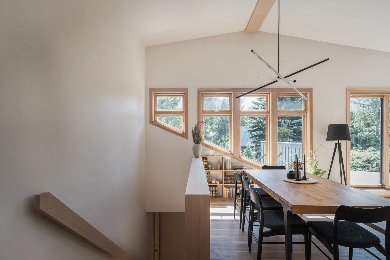 Tapleys Two floating exposed shelves flanking the stove — full renovation interior design in Whistler, BC by LRD Studio. Photography by Matt Anthony.