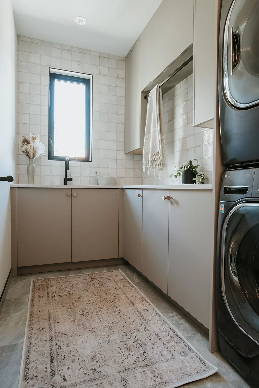 Balsam Full island with 4 black stools, glass pendant lights, cold rolled steel hood — new-build interior design in Whistler, BC by LRD Studio. Photography by Darby Magill.