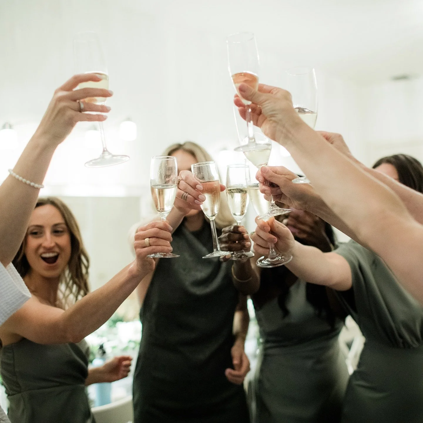 Cheers to the weekend! π₯
@manaliannephoto πΈ
#craftedbartending #craftedbartendingservices #beveragecatering #mobilebartender #privatebartender #winecountry #winerywedding #bridalsuite #champagnetoast #bridalparty #weddingseason #eventprofs #smallb