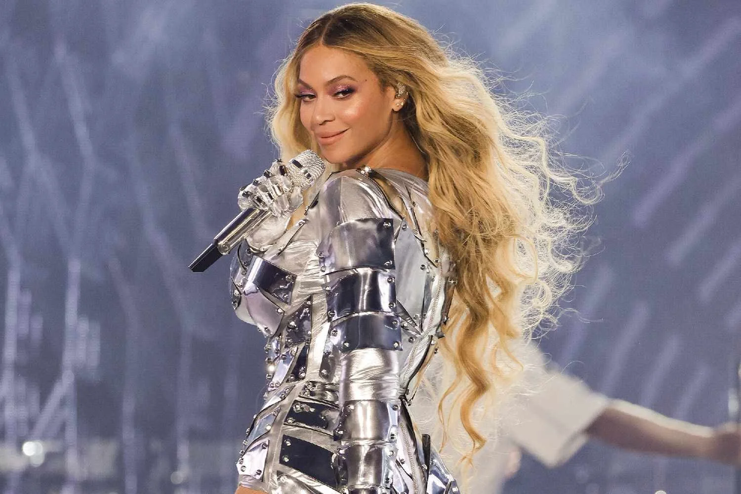 beyonce-asking-fans-to-wear-chrome-082323-601e13804c084ad79be61543a67e0407.jpg