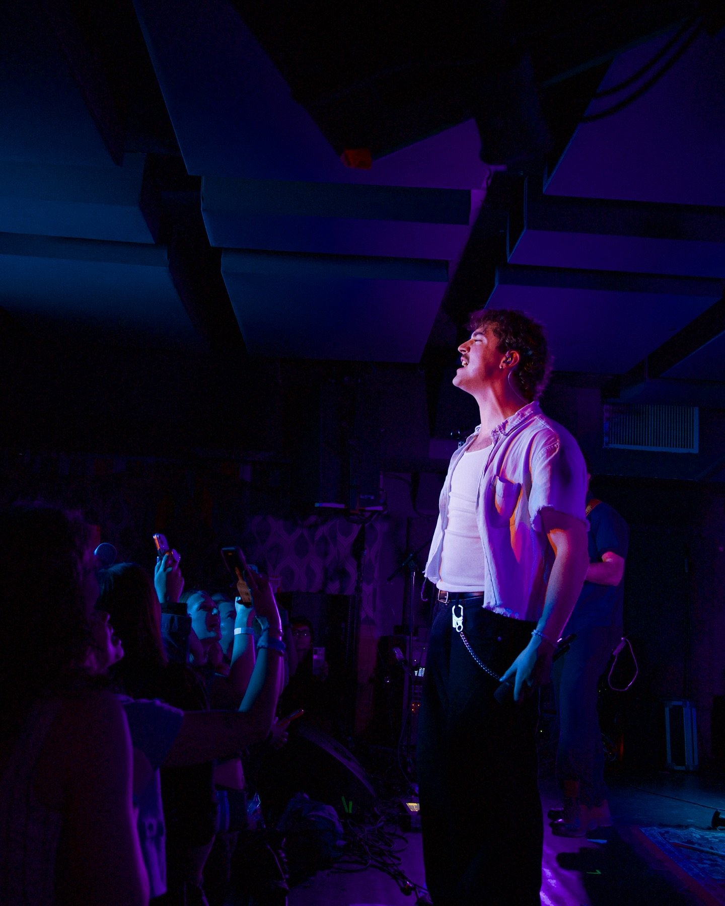 6 beers π» and 20 missed calls π² later…
@bradenbales at the legendary Baby’s All Rightπ€πΌ
πΈ shot by @dori.donadeo for @nvrcomehome ποΈ
article βοΈ on nvrcomehome.com
#concert #photography #concertphotography #pop #music #newyork #