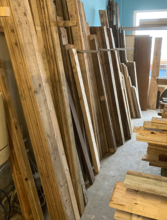 wisselende voorraad circulair hout uit de regio