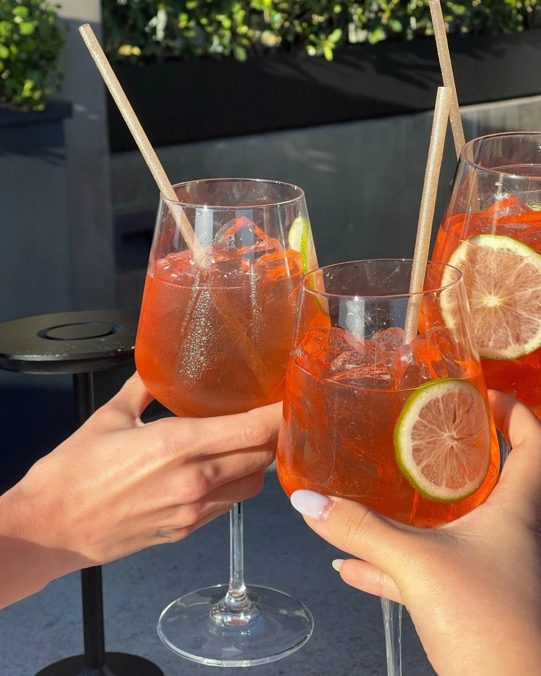 New menu drop! @GrimaldisPizzeria is taking us on a tropical escape with their August menu featuring:

🍓 Strawberry Spinach Salad
🍕 Aloha, NY Pizza (pepperoni, pineapple, mike&rsquo;s hot honey)
🫐 Blueberry Cheesecake
🍹 PineAperol Spritz
.
.
.
#s