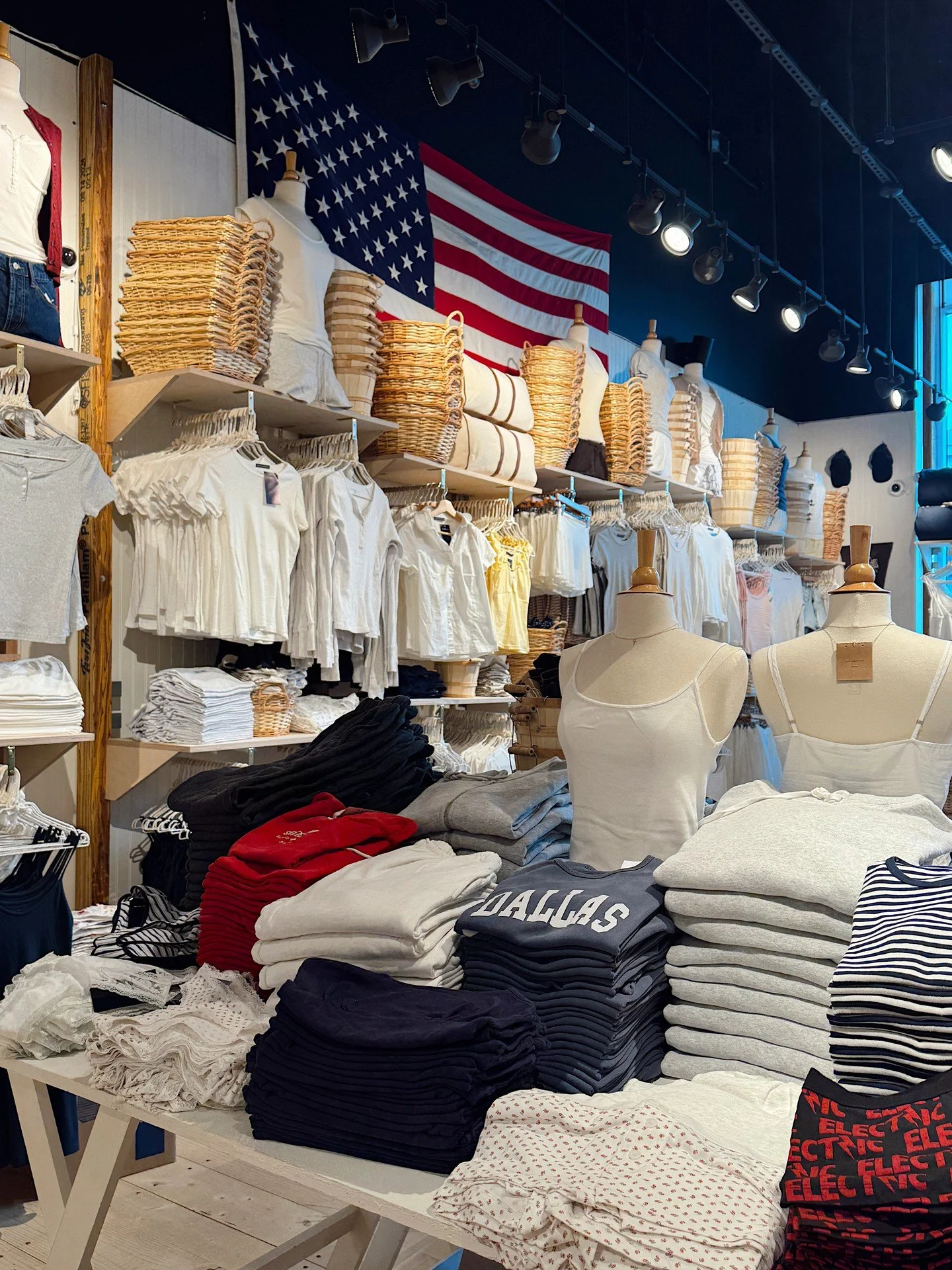 @BrandyMelvilleUSA is our favorite spot to snag cozy essentials like big hoodies, sweats, tanks, and all the Dallas merch!
.
.
.
#TheShopsAtLegacyEast #BrandyMelville