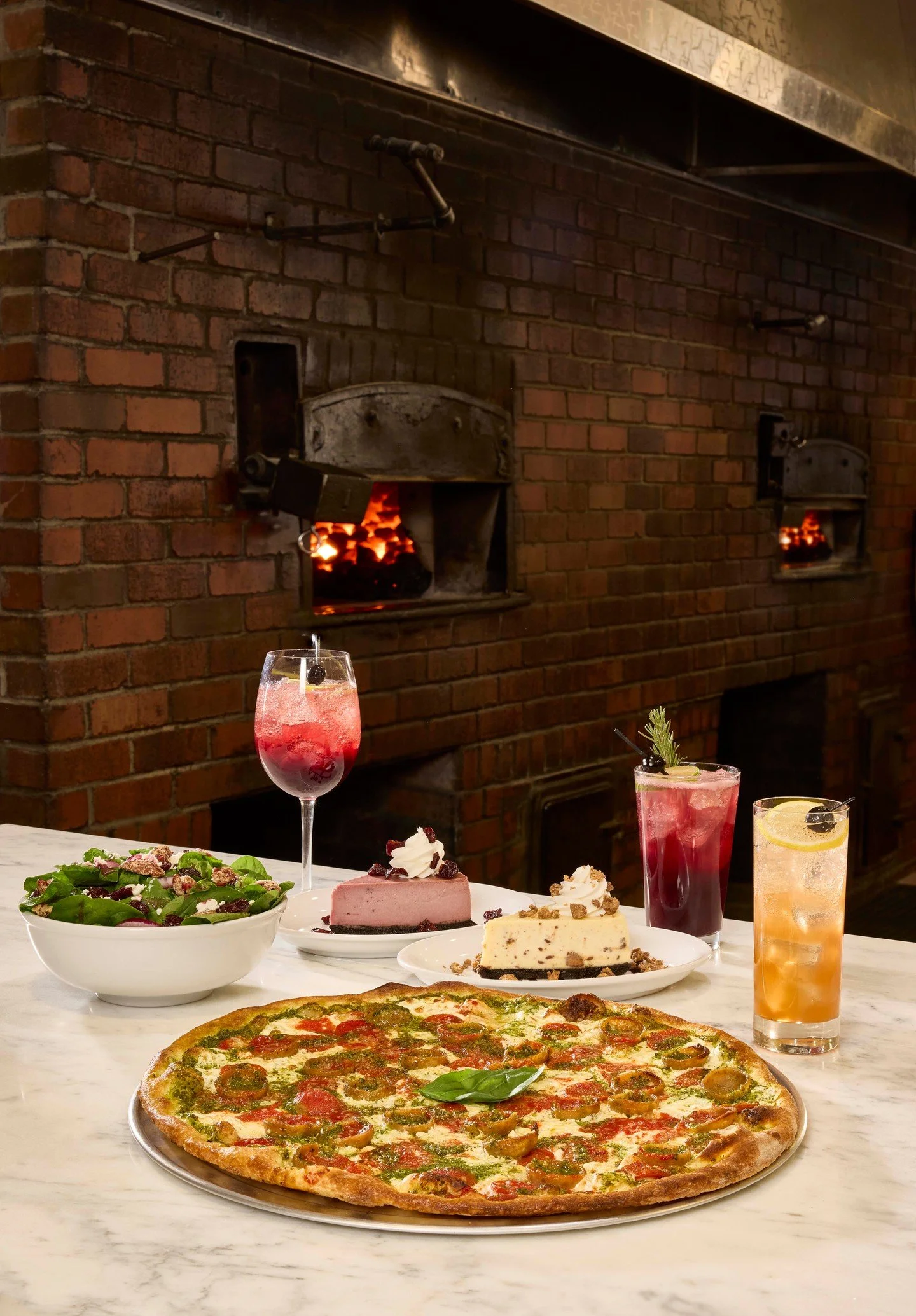 The festive flavors have ARRIVED🍕✨ The Duo pizza, Cherry Pecan Salad, and two new holiday cheesecakes? @GrimaldisPizzeria did not come to play!
.
.
.
#shopsatlegacyeast #grimaldis