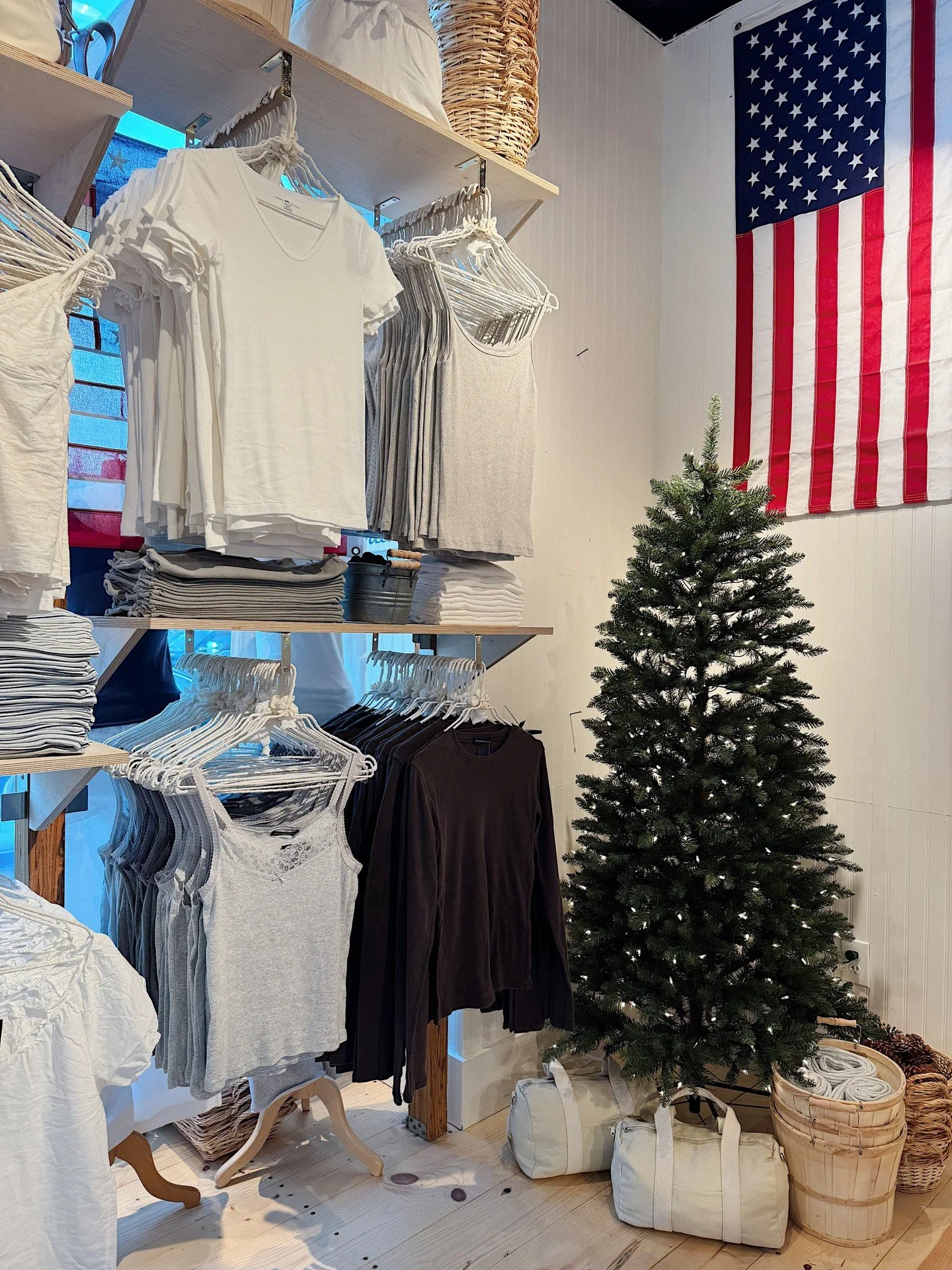 Christmas cozies? One of each, please. From soft knits to lounge-all-day basics, @BrandyMelvilleUSA  has the cutest gifts + comfy holiday-approved fits!🎄🧸 
.
.
.
#shopsatlegacyeast #brandymelville