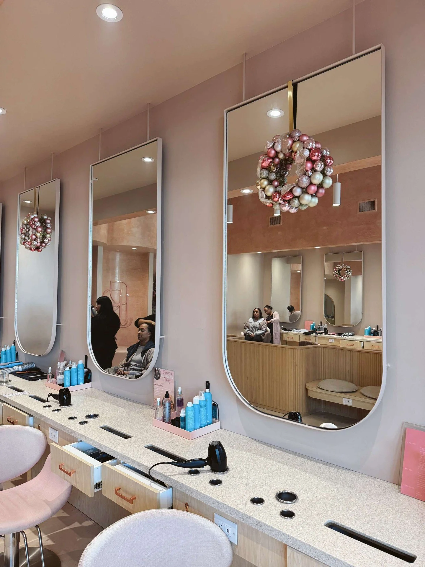 Styled before Santa arrives ✨ Come by @_pressedroots for a fresh blowout that&rsquo;ll have you holiday-ready for every occasion. 
&bull;
&bull;
&bull;
#shopsatlegacyeast  #pressedroots