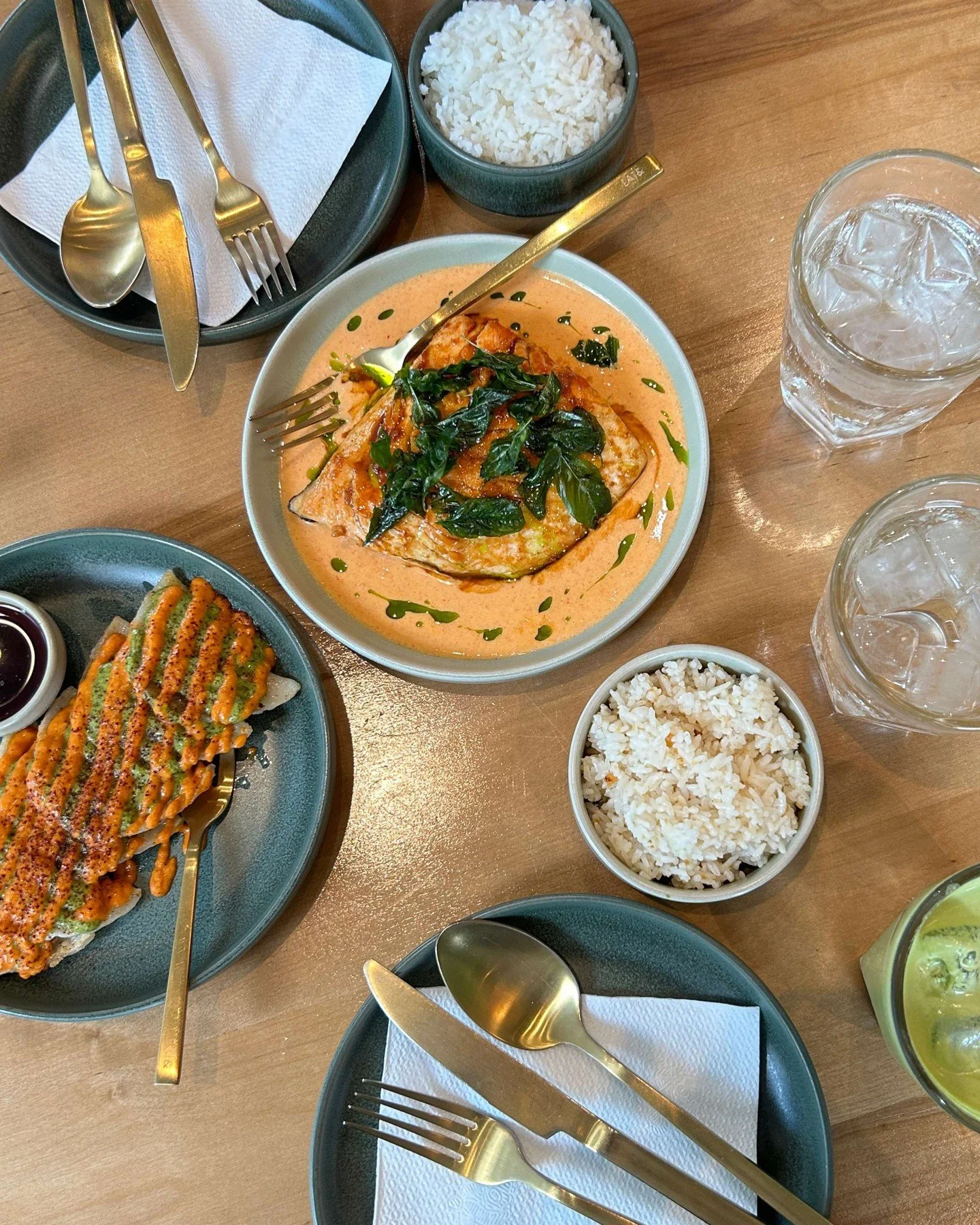 A taste of Thailand right here in Plano. Samui Thai serves dishes using the freshest ingredients and cooking every plate just the way you like it! 🍜🌴
.
.
.
#shopsatlegacyeast #samuithai