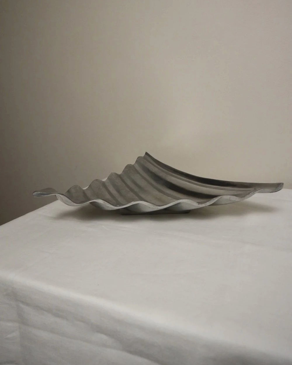 Shiny triangular wavy edge dish