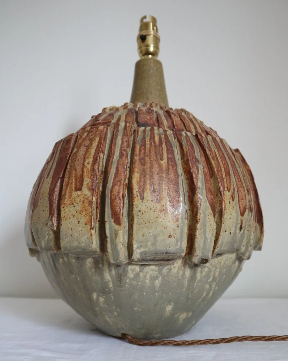 Large mid century Brutalist Bernard Rooke spherical art pottery table lamp with graduated slab sections and matt brown glaze. England, circa 1960s.