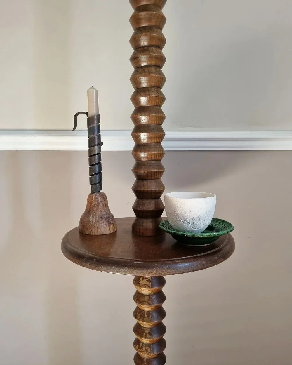 French, tall carved wooden Brutalist floor lamp with shelf platform in the manner of Charles Dudouyt, circa 1940s.
