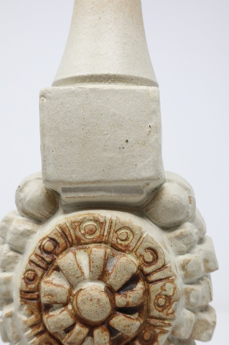 Mid 20th Century white stoneware studio pottery brutalist 'Totem' table lamp by British potter Bernard Rooke (born 1938). Stamped ROOKE. Circa 1960s/70s.