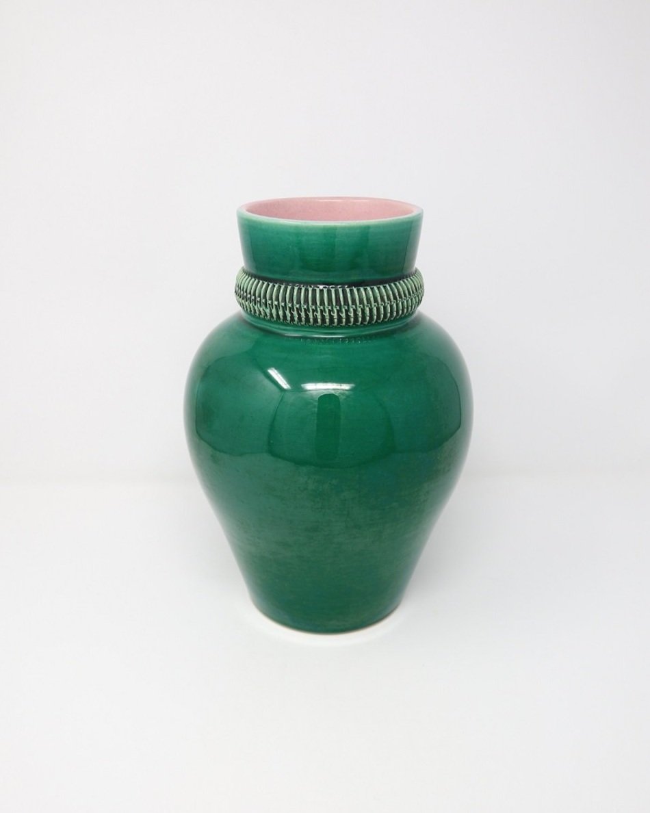 Vibrant jewel green ceramic vase by French ceramicist Pol Chambost with crackle glaze and contrasting soft pink glaze inside. Circa 1940s.