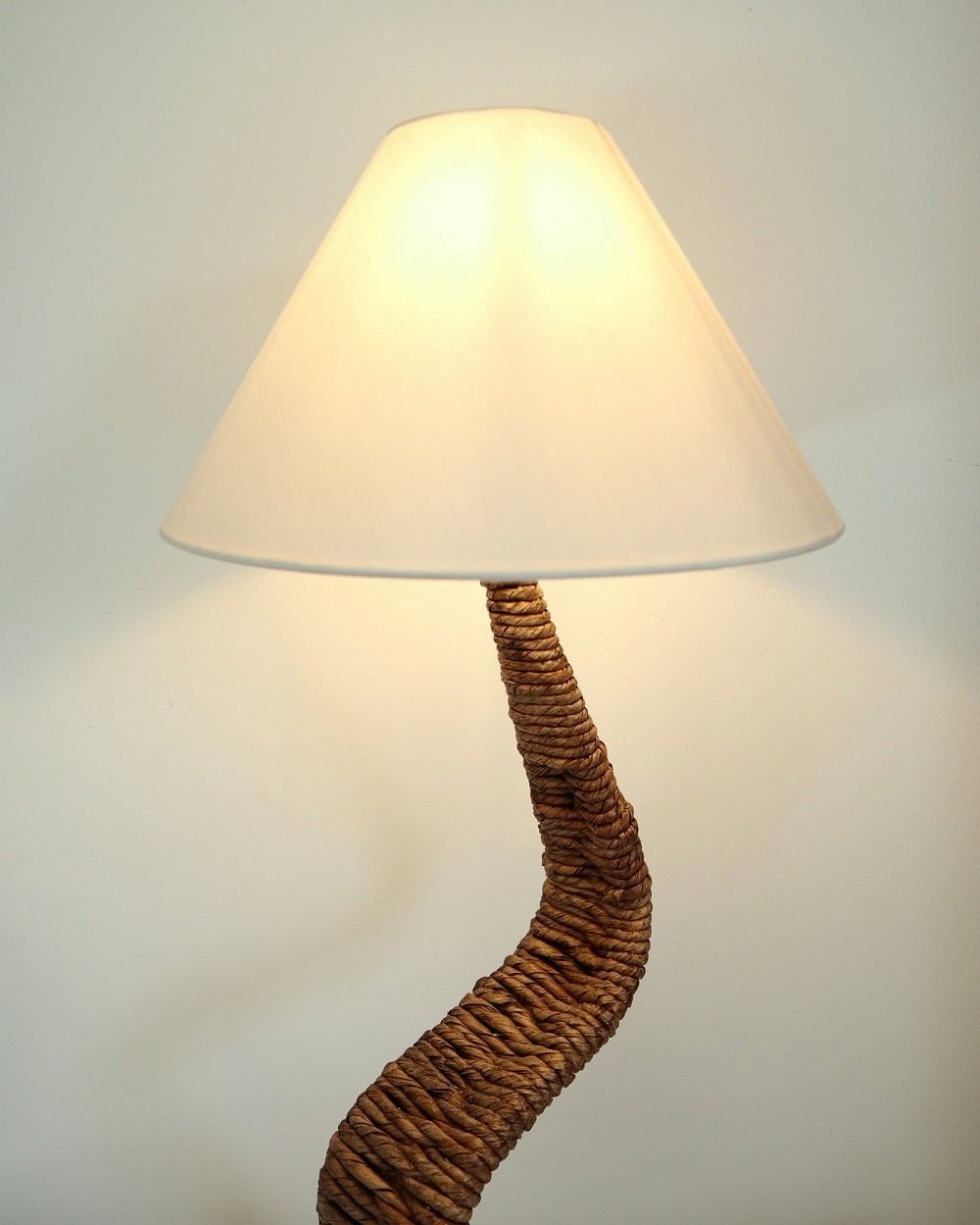 Postmodern woven sisal S-shape tall table lamp with square metal base. Circa 1980s.