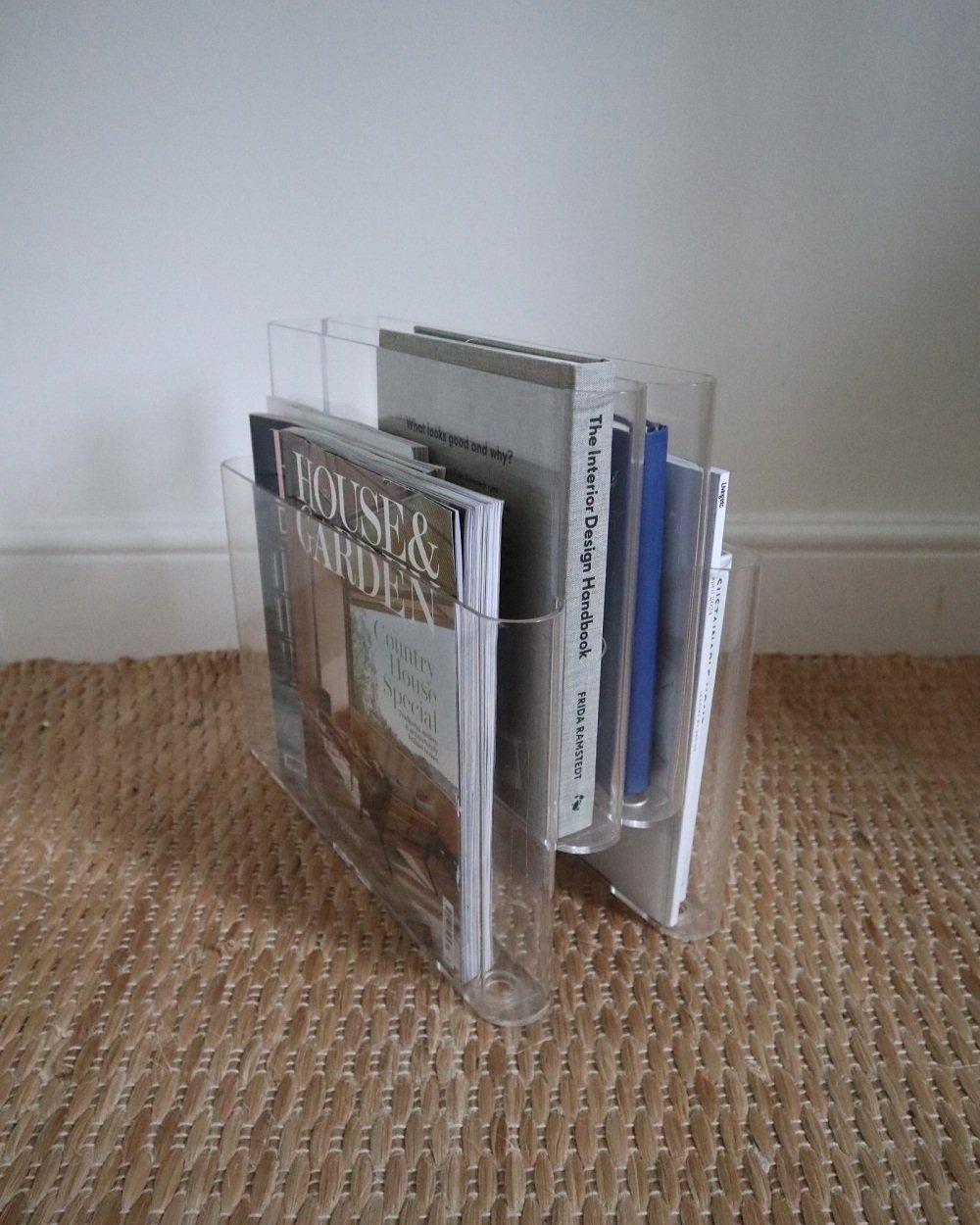 Clear lucite magazine rack by Giotto Stoppino for Kartell, designed in 1971. Made in Italy.