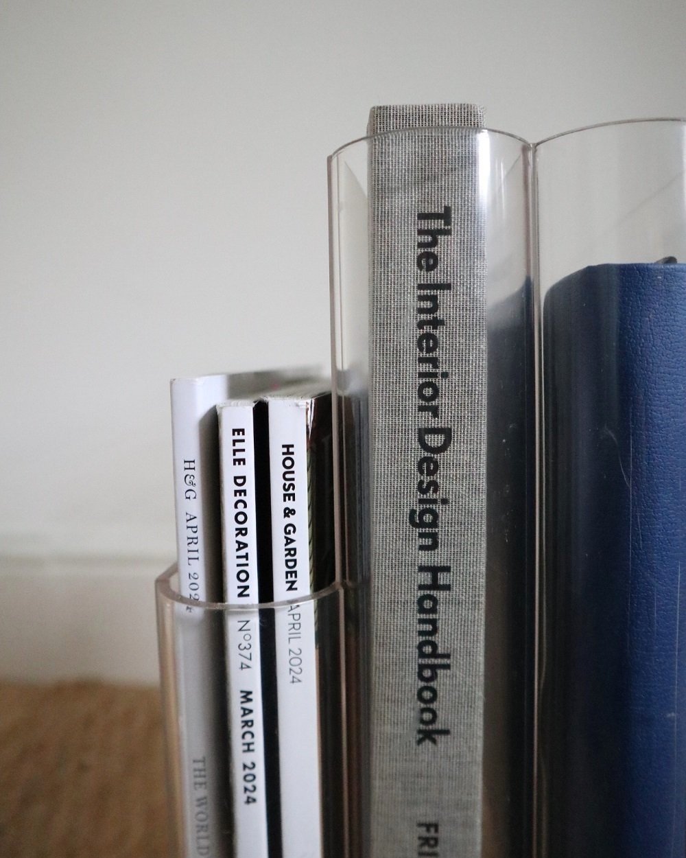 Clear lucite magazine rack by Giotto Stoppino for Kartell, designed in 1971. Made in Italy.