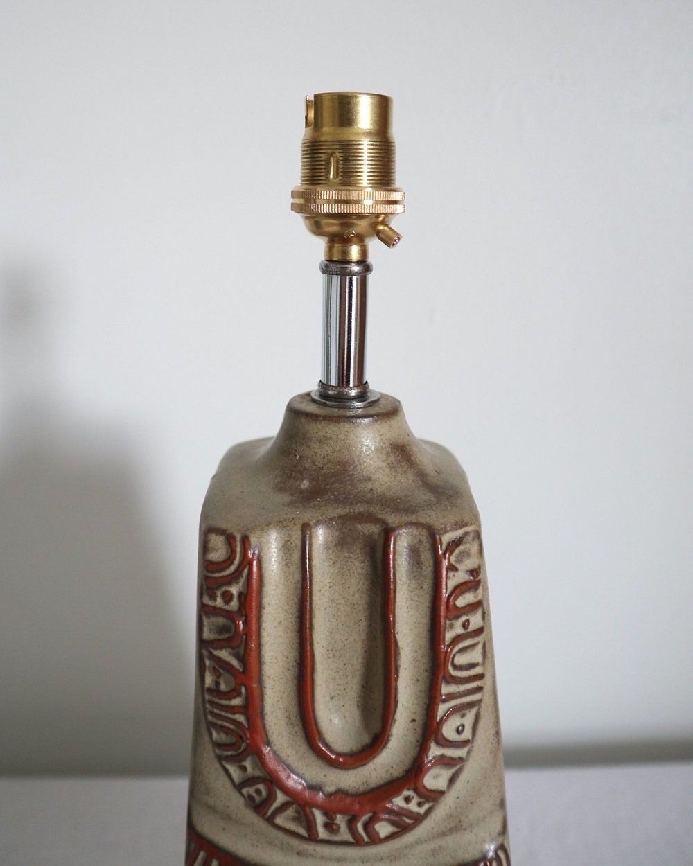 Mid century 1960s Cornish Louis Hudson studio pottery ceramic table lamp with abstract design.