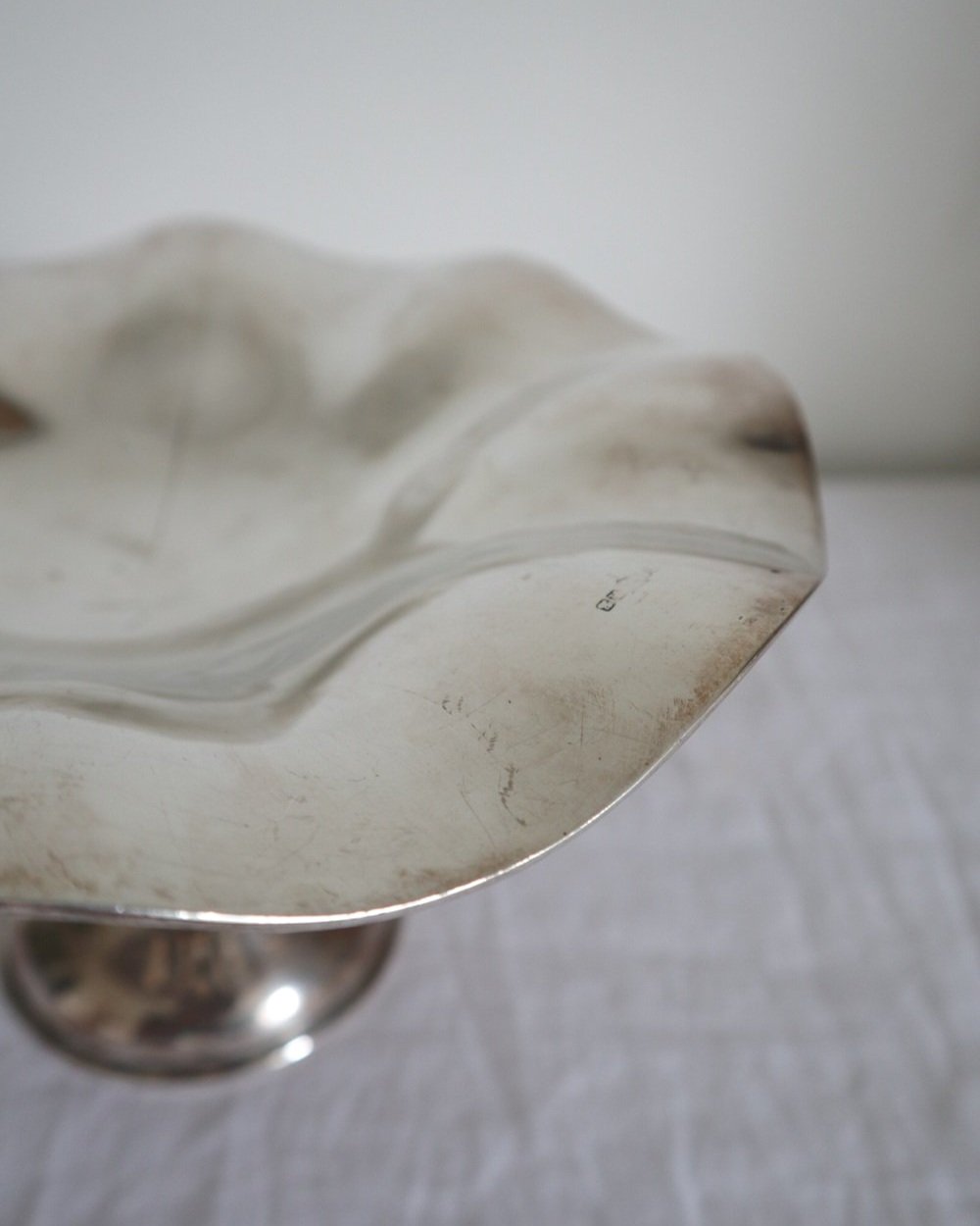 Vintage shiny silver plated scallop edge pedestal dish. Stamped 9051 to base.