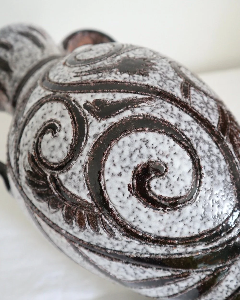 Mid century Italian Bitossi style decorative ceramic table lamp with textured, mottled black and grey glaze and two loop handles.