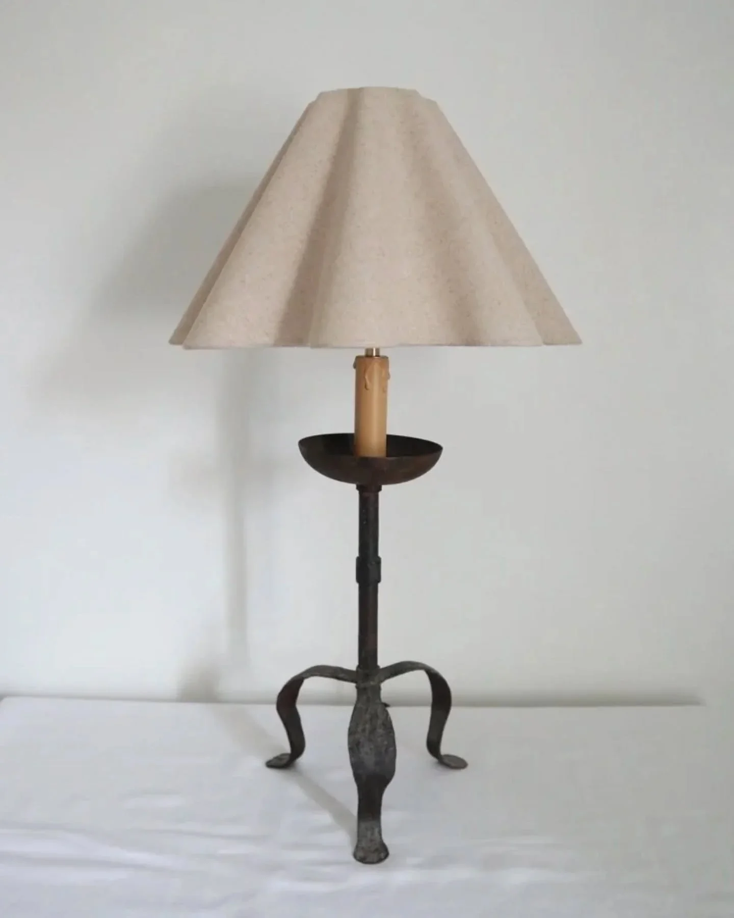 Now online ~  French Brutalist forged iron candlestick table lamp with new, faux candle cover.

In vintage condition, signs of age, wear and tarnishing.

Comes with new, wavy edge natural linen blend lampshade. 

Rewired and PAT tested. 

H60cm wIth 
