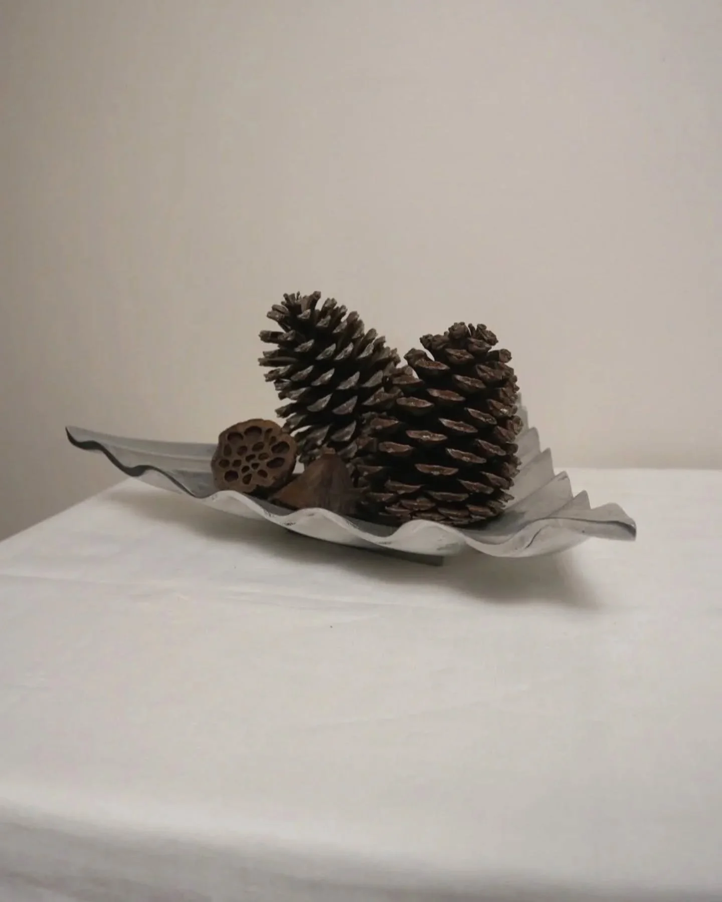 Available online ~ Large mid century, shiny cast aluminium triangular display dish with wavy edge. 

In vintage condition with visible tarnishing to the top, but still an impressive piece. 

L38cm / H7cm