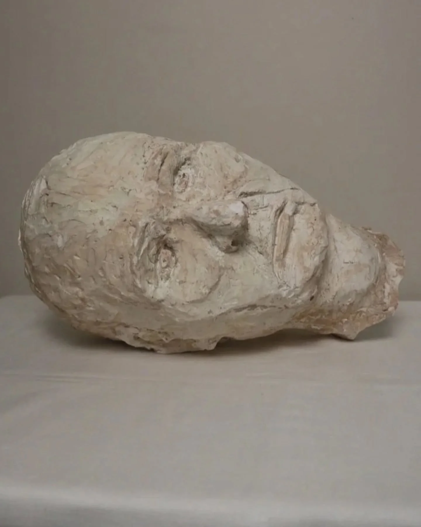 New to Peach ~  Large, heavy off white textured plaster sculpture of man's head in abstract style. Unknown age. 

No makers marks. 

Lies on it's side or back, or you could choose to have a stand made so it can stay upright. 

In good vintage conditi