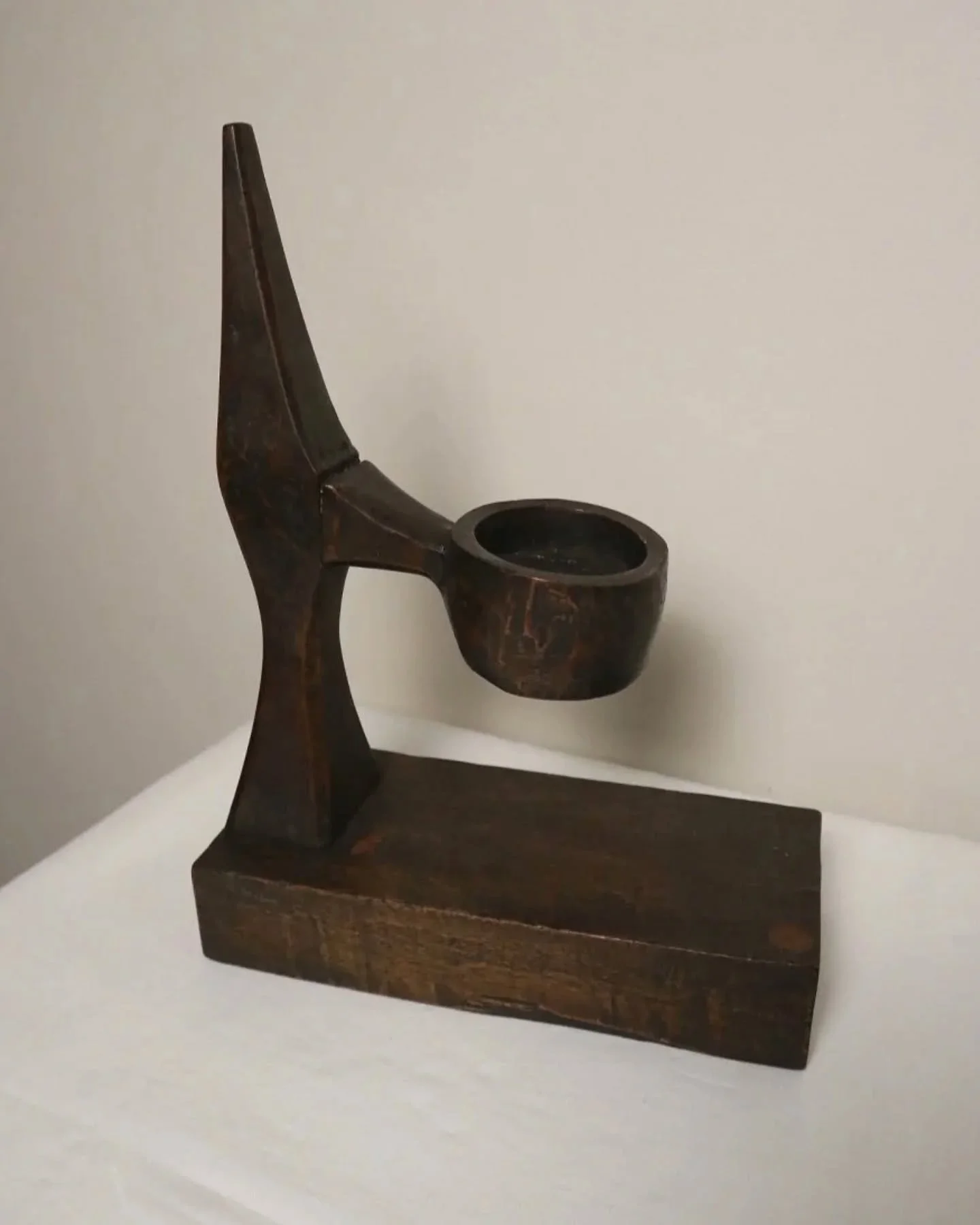 New to Peach ~  American hand carved dark wooden Brutalist candleholder with block base.  Unknown age. 

No makers marks.

In good vintage condition. Candleholder section is slightly wobbly, but still structurally sound.

L23cm / D10cm / H31.5cm

Fit