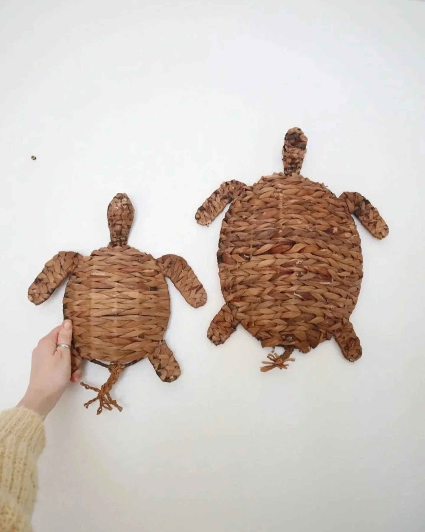 New to Peach ~ Set of two vintage turtle wall hangings handmade with woven natural water hyacinth. 

In good vintage condition, some signs of wear and age. 

Both have string to back to allow hanging.

Large: H40cm / D32cm

Small: H30cm / D28cm