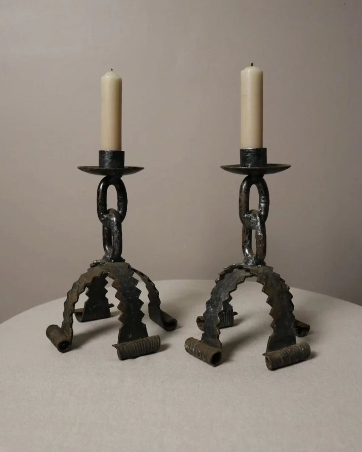 New to Peach ~ Pair of  French Brutalist wrought iron chain candleholders in the style of Franz West. Circa 1970s. 

In vintage condition with visible wear, rust and wax residue. 

Candles not included. 

H21cm / Approx L14cm
