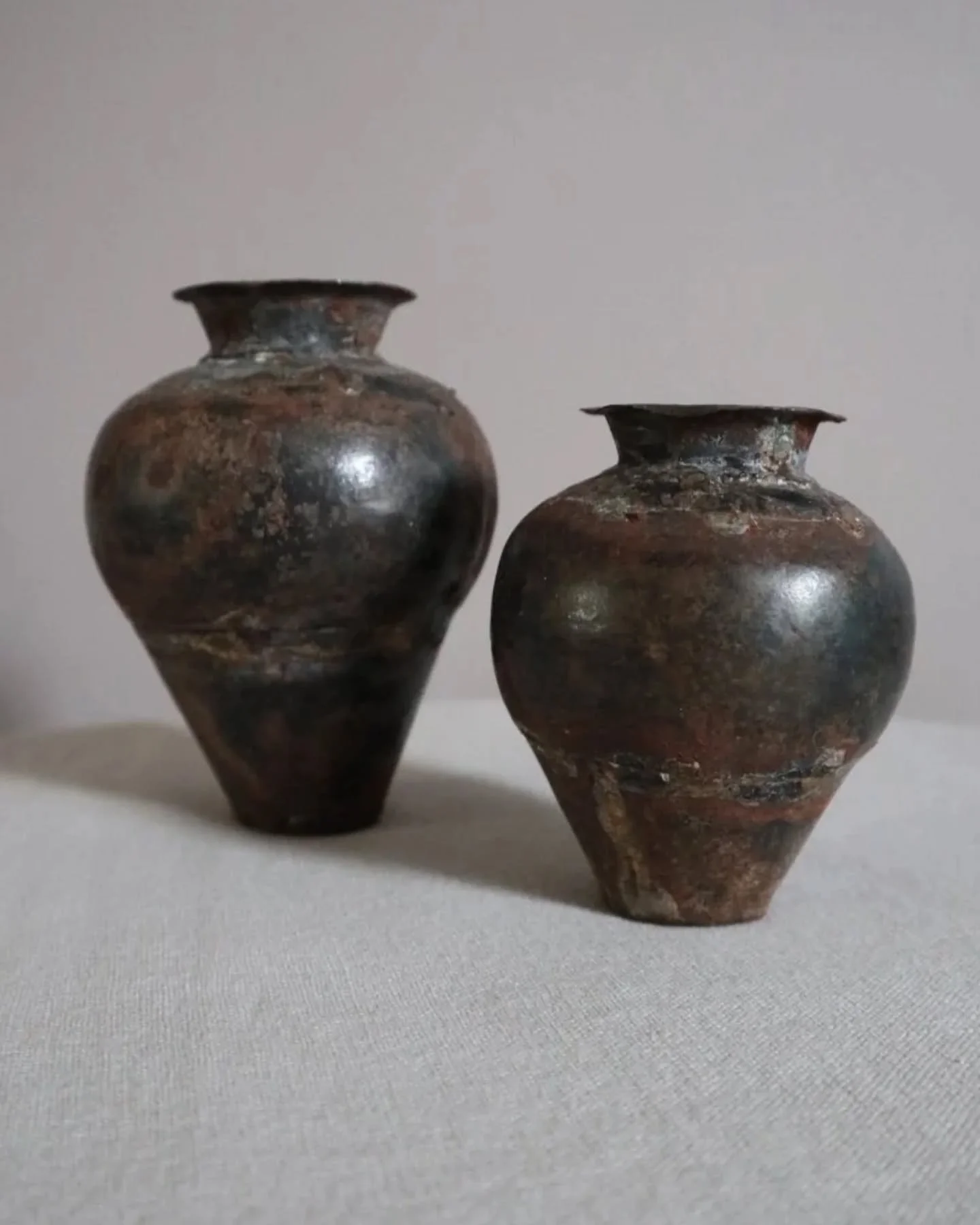 New to Peach ~ Set of two small, lightweight handmade metal vases of varying sizes. 

In vintage condition with visible tarnishing, rust and dents - but they have a beautiful patina. 

Large H12cm

Small  H9.5cm

#vase #vintagevase #interiorstyling #