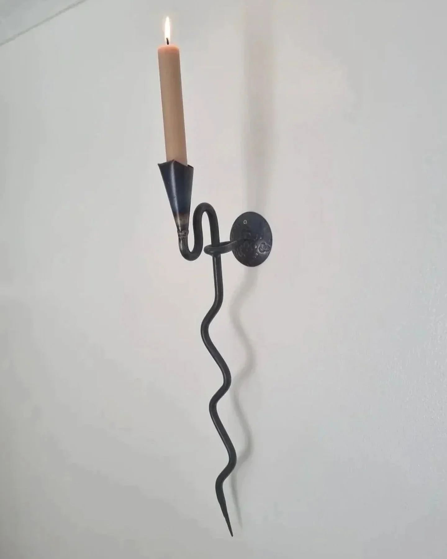 Now online ~ Large Swedish black iron wall sconce candleholder with wavy design. Circa 1960s. 

In good vintage condition with minimal signs of wear. 

Candle not included.

L62cm

#wavy #wiggle #wallart #candleholder #homestyling