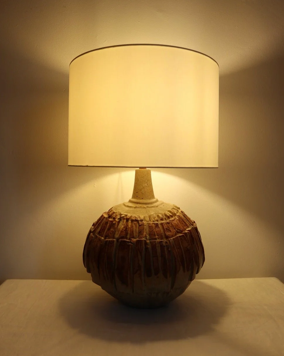 Large mid century Brutalist Bernard Rooke spherical art pottery table lamp with graduated slab sections and matt brown glaze. England, circa 1960s.