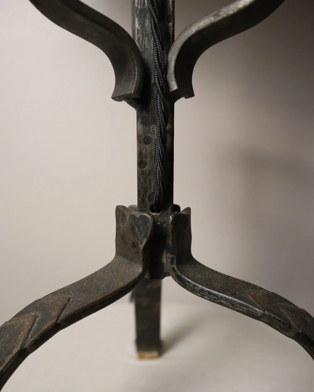 Large Brutalist wrought iron tripod lamp from the Netherlands, 1960s.