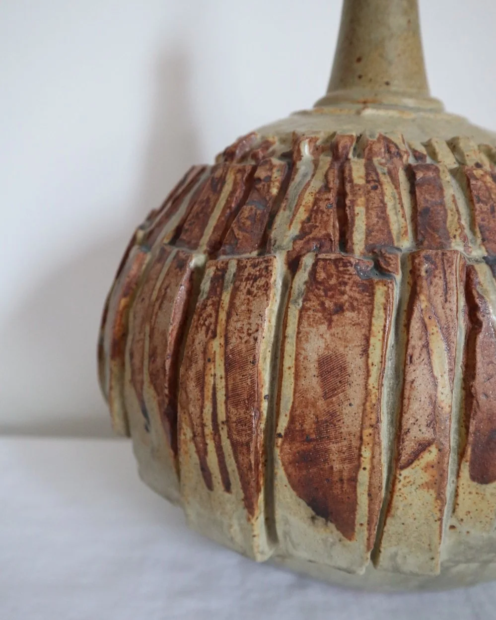 Large mid century Brutalist Bernard Rooke spherical art pottery table lamp with graduated slab sections and matt brown glaze. England, circa 1960s.