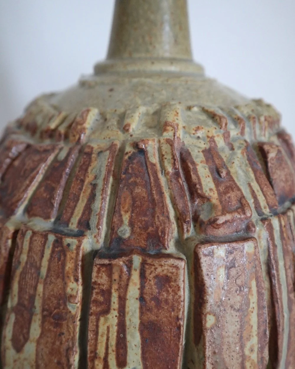 Large mid century Brutalist Bernard Rooke spherical art pottery table lamp with graduated slab sections and matt brown glaze. England, circa 1960s.