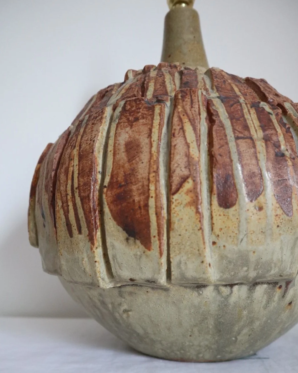 Large mid century Brutalist Bernard Rooke spherical art pottery table lamp with graduated slab sections and matt brown glaze. England, circa 1960s.