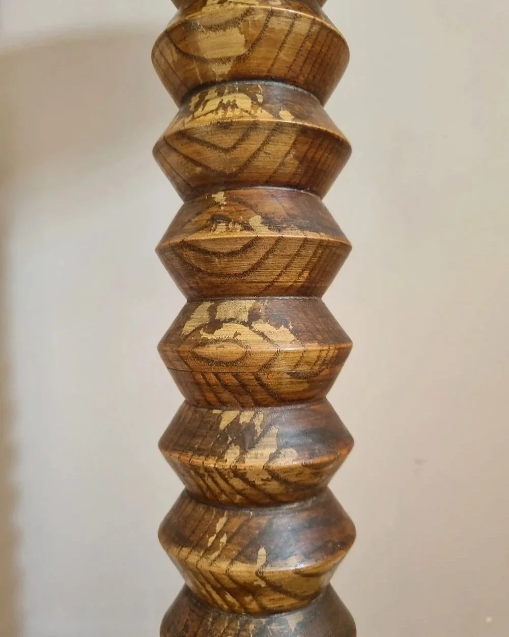 French, tall carved wooden Brutalist floor lamp with shelf platform in the manner of Charles Dudouyt, circa 1940s.