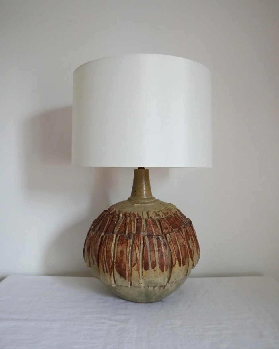 Large mid century Brutalist Bernard Rooke spherical art pottery table lamp with graduated slab sections and matt brown glaze. England, circa 1960s.