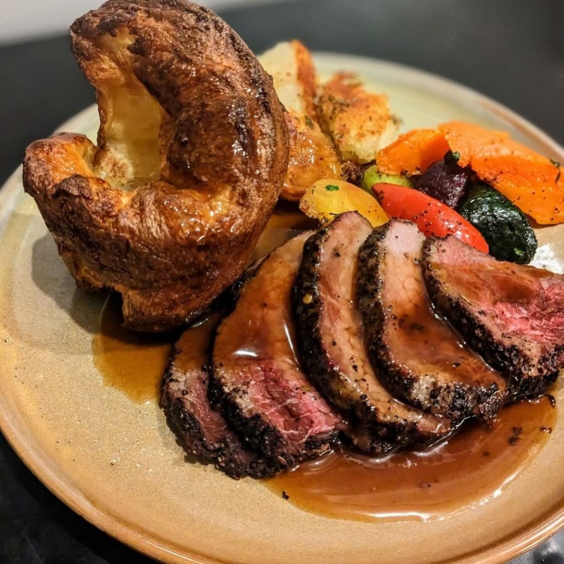 ROAST OF THE TOWN

Tonight&rsquo;s feature Sunday roast is the undisputed classic and Cascade crowd-favourite:

𝗥𝗼𝗮𝘀𝘁 𝗕𝗲𝗲𝗳 𝘄𝗶𝘁𝗵 𝗱𝘂𝗰𝗸 𝗳𝗮𝘁 𝗿𝗼𝗮𝘀𝘁𝗲𝗱 𝗽𝗼𝘁𝗮𝘁𝗼𝗲𝘀, 𝘀𝗲𝗮𝘀𝗼𝗻𝗮𝗹 𝗿𝗼𝗮𝘀𝘁𝗲𝗱 𝘃𝗲𝗴𝗲𝘁𝗮𝗯𝗹𝗲𝘀, 𝗬𝗼𝗿