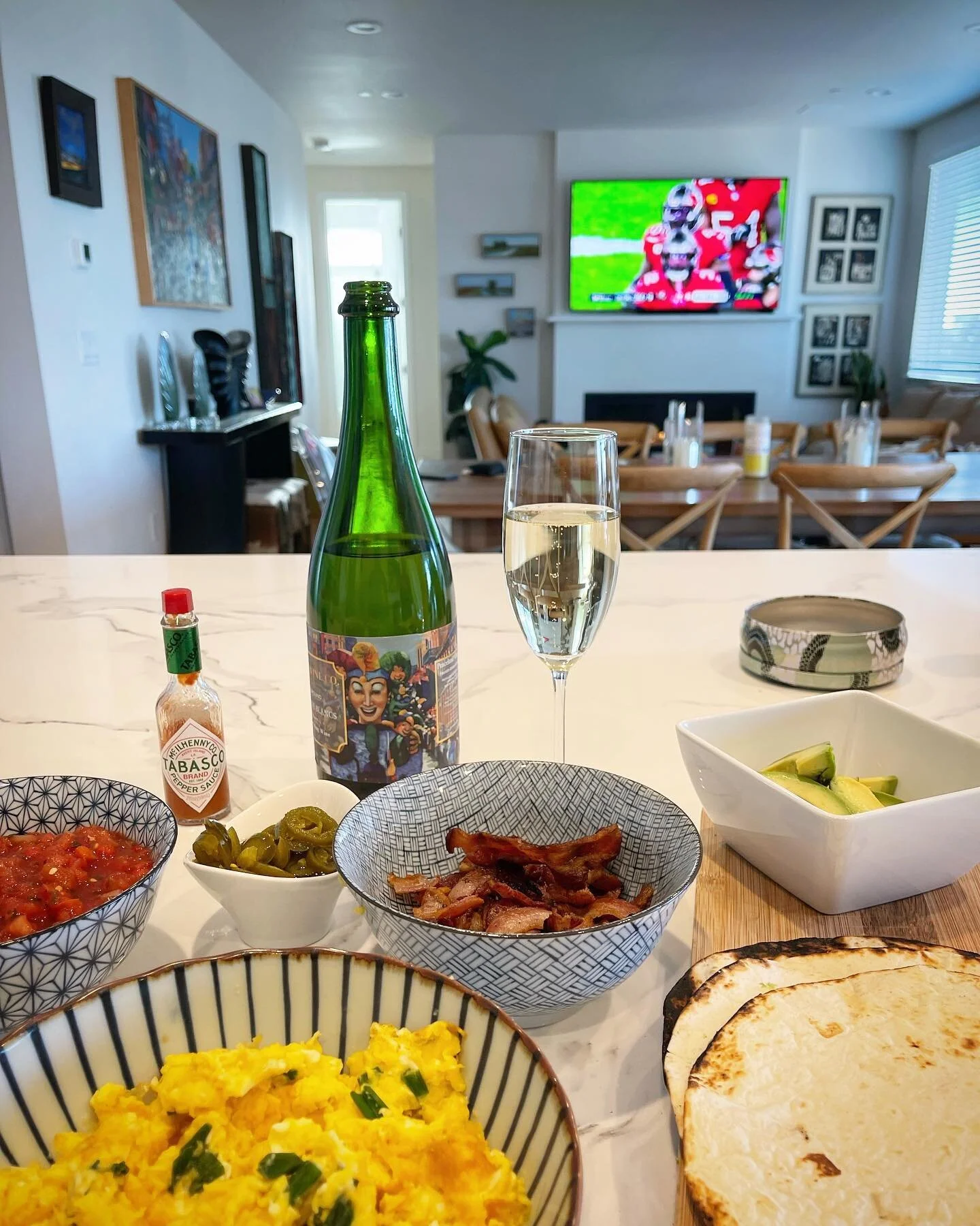 It&rsquo;s Sunday&hellip;what better way to start the day than Football, Breakfast Burritos, and of course 🍾🍾🍾. #sundayvibes #nfl #sparklingwinelovers