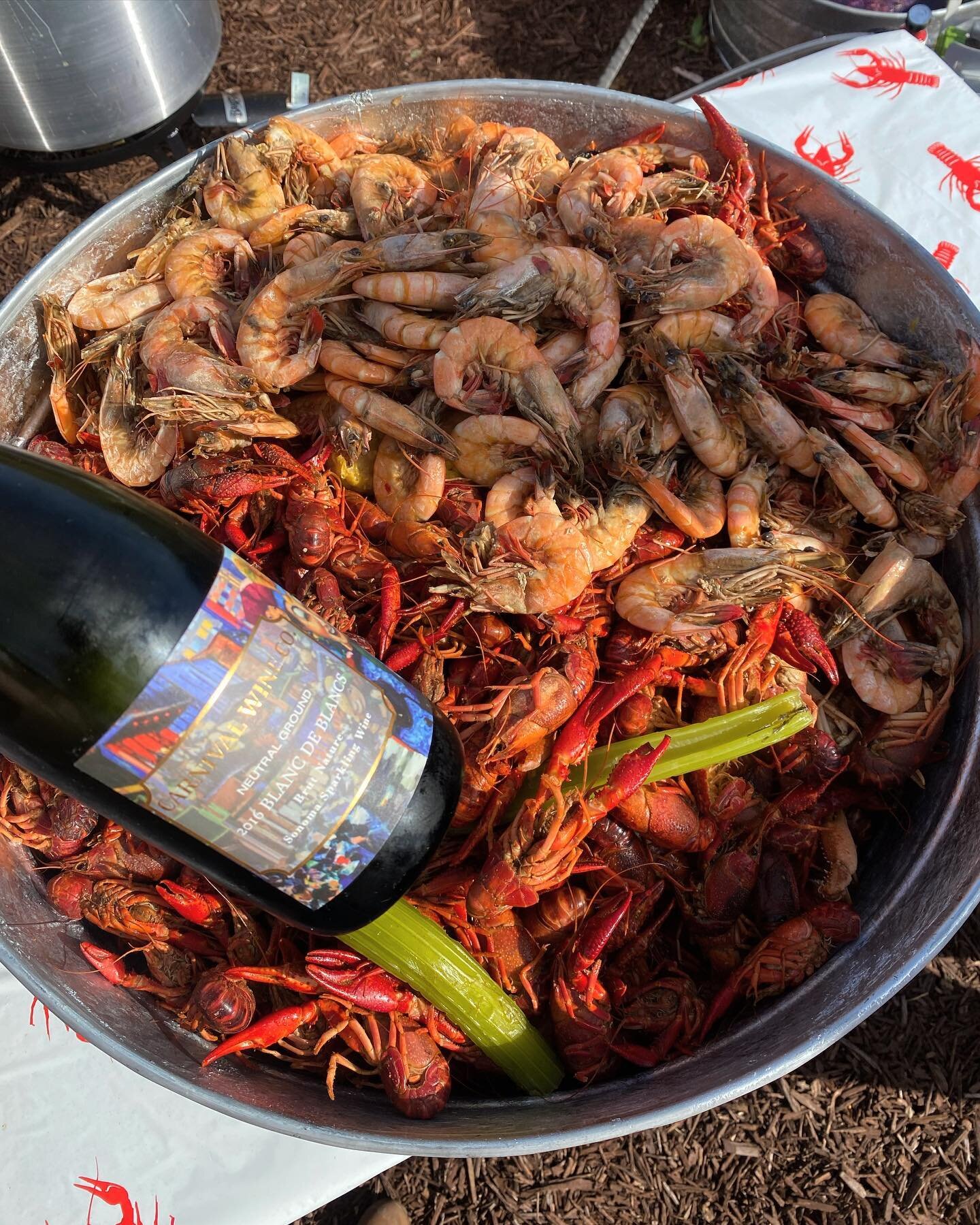 Our Sparkling made a splash at the boil. Already planning next years May Crawfish Boil. Sign up for our waitlist to get an invite and some great wine. Info on our website. #sparklingwinelovers #crawfishboil #🥂#🍾