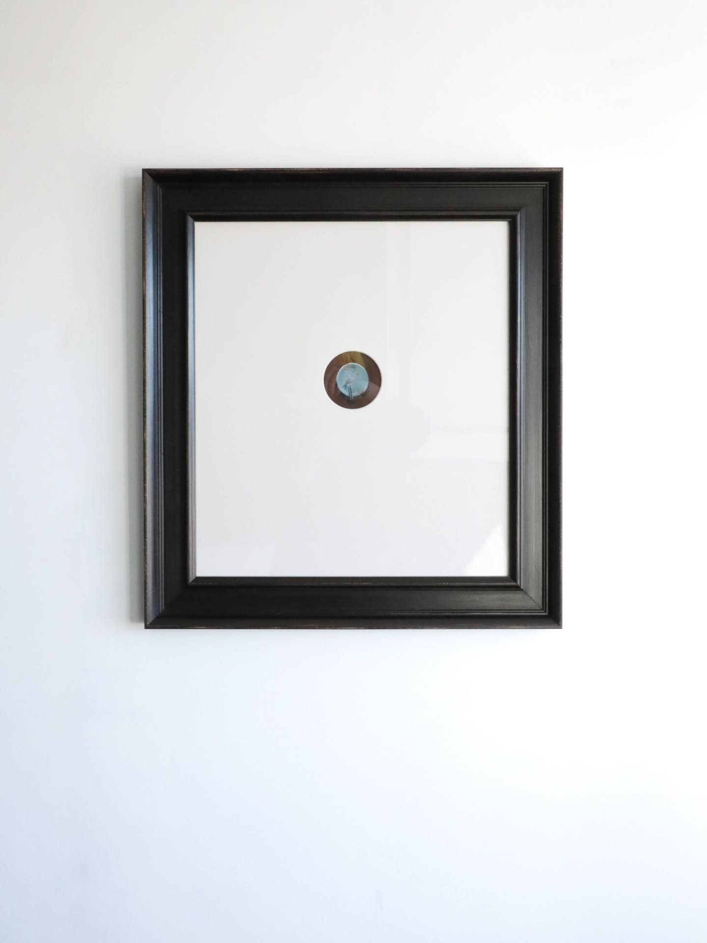 Big frame, tiny arts, circle aperture.
