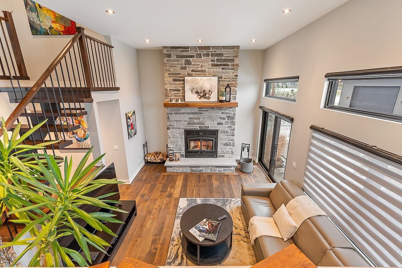 Foyer chaleureux🪵📸

#realestate #realestatemontreal #realtor #interiordesign #photography