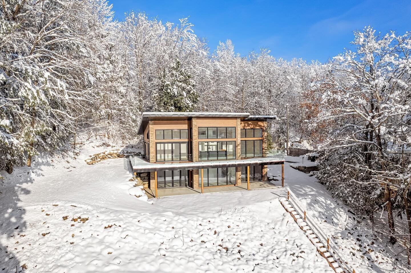 Rien de mieux qu&rsquo;une journ&eacute;e d&rsquo;hiver ensoleill&eacute;e❄️☀️

#luxuryhomes #realestate #immobilier #estrie #exterior