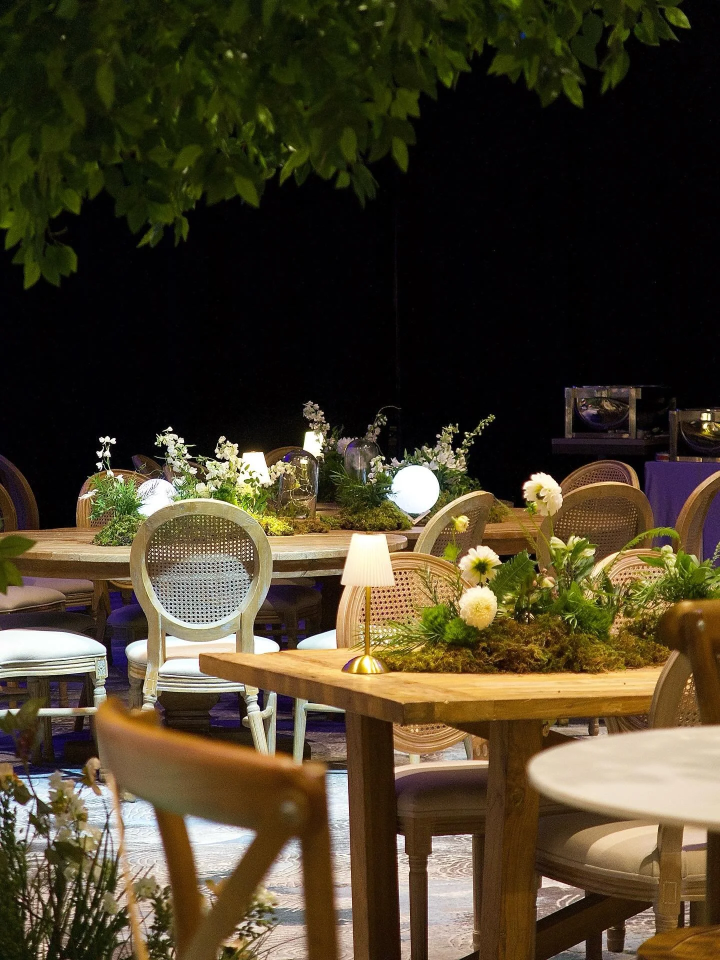 feeling all the warm and fuzzies still 🥹✨

design &amp; decor: @bespokedecor 
planning: @happening.ca 
florals: @labomba_floristry 
rental: @greenscapedesign @social_ingredients @siecollectionyvr @element_event_solutions @confettipartyrentals 
venue